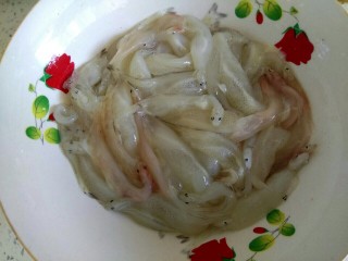 2、银鱼西红柿汤,用清水过一遍