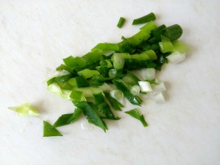 3、银鱼西红柿汤,葱切碎