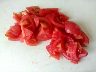 4、银鱼西红柿汤,西红柿切小块