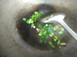 5、银鱼西红柿汤,锅中放入适量植物油，倒入葱翻炒