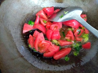 6、银鱼西红柿汤,放入西红柿翻炒出红汤