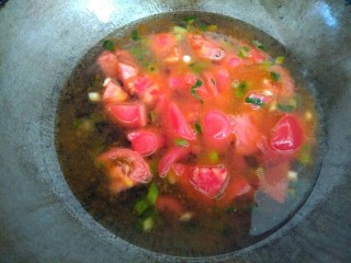 7、银鱼西红柿汤,加入适量清水，大火烧开