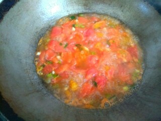 8、银鱼西红柿汤,大火烧开后，再烧两三分钟，把西红柿皮用筷子挑出去，使汤成红色