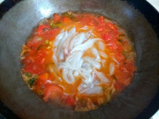 9、银鱼西红柿汤,放入银鱼