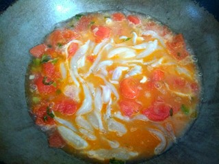 10、银鱼西红柿汤,放入适量盐