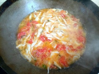 11、银鱼西红柿汤,大火烧开