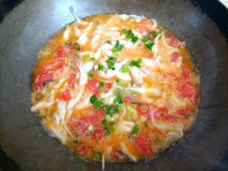 12、银鱼西红柿汤,撒上适量葱花关火出锅，滴入香油调味