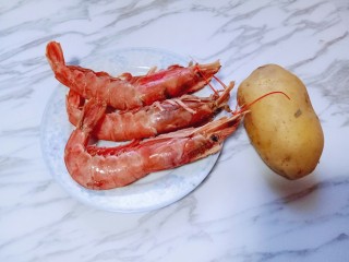 1、土豆泥芝士焗阿根廷红虾,准备食材。