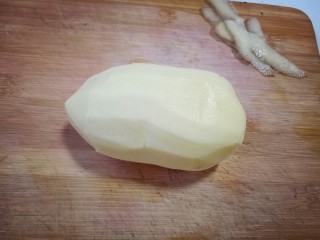 2、土豆泥芝士焗阿根廷红虾,将土豆去皮，洗干净，切片。(可以切的薄一点，这样蒸起来熟的比较快。)