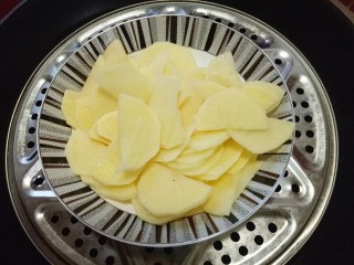 3、土豆泥芝士焗阿根廷红虾,切好的土豆片放入锅中，隔水蒸熟，约8-10分钟即可。