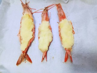 9、土豆泥芝士焗阿根廷红虾,将拌好的土豆泥填充再虾的背上，把虾背填满即可。