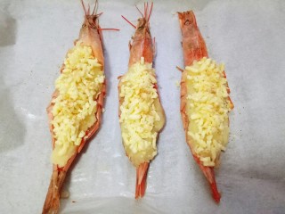 10、土豆泥芝士焗阿根廷红虾,再土豆泥上撒满马苏里拉芝士，再撒上少许胡椒粉，这样就完成了。(这时可以把烤箱预热，170度5分钟)