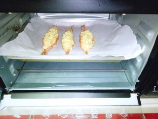 11、土豆泥芝士焗阿根廷红虾,将烤盘放入烤箱中层，170度烤10-15分钟，10分钟后注意观察颜色，如果芝士上色可以提前将烤盘取出。