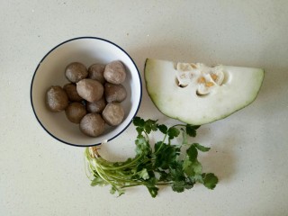 1、冬瓜肉丸汤,准备食材