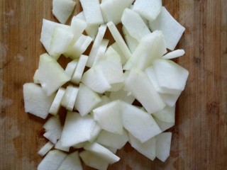 3、冬瓜肉丸汤,清洗干净，切片