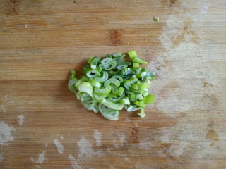 4、冬瓜肉丸汤,大葱切碎