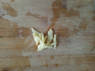 5、冬瓜肉丸汤,姜切丝