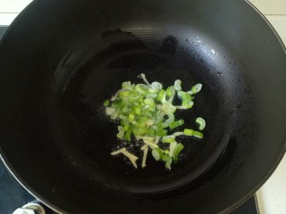 8、冬瓜肉丸汤,下去葱花姜丝煸炒