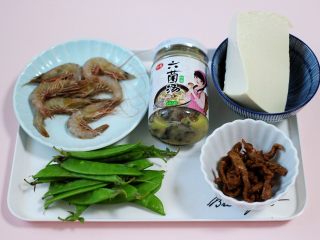 1、六鲜菌菇海鲜豆腐什锦汤,首先备齐所有的食材。