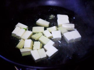 4、六鲜菌菇海鲜豆腐什锦汤,把南豆腐用刀切块进行焯水,这样做出来的汤汁干净又去掉了豆腐本身的豆腥味。