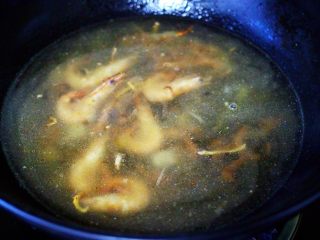 9、六鲜菌菇海鲜豆腐什锦汤,锅中倒入适量的清水后。