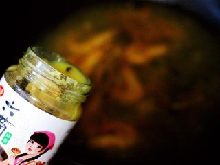 10、六鲜菌菇海鲜豆腐什锦汤,加入仲景六菌汤。(这一瓶4-5人的量,所以我用了80克)