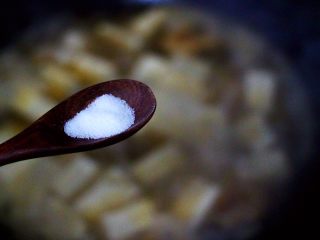 13、六鲜菌菇海鲜豆腐什锦汤,这个时候加入适量的盐调味。