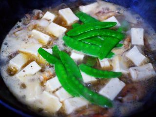 14、六鲜菌菇海鲜豆腐什锦汤,大火煮沸后,放入提前焯水的荷兰豆。