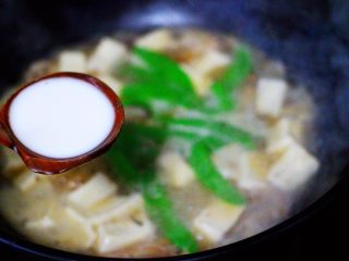 15、六鲜菌菇海鲜豆腐什锦汤,大火煮沸后,倒入提前化开的淀粉勾芡。