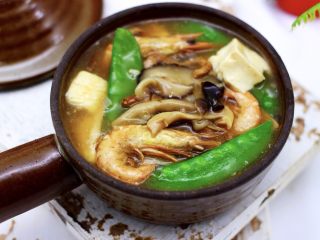 17、六鲜菌菇海鲜豆腐什锦汤,鲜掉眉毛的六菌菇海鲜豆腐什锦汤就出锅咯。