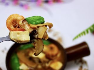 18、六鲜菌菇海鲜豆腐什锦汤,吃上一口爽歪歪,我能说鲜的没边了吗?