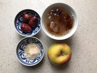 1、百变水果@苹果红枣桃胶美人羹,首先我们准备好所有食材
