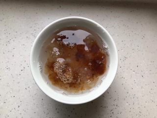 2、百变水果@苹果红枣桃胶美人羹,桃胶提前12小时泡发（我是晚上睡觉前泡上的，第二天中午开始做的）