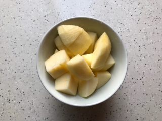 3、百变水果@苹果红枣桃胶美人羹,苹果去皮洗净之后去核切成小块
