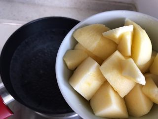 7、百变水果@苹果红枣桃胶美人羹,水开后下苹果