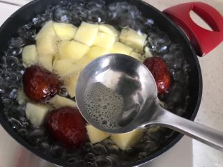 12、百变水果@苹果红枣桃胶美人羹,撇去浮沫