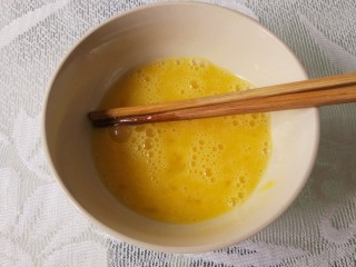 4、番茄炒蛋,加少许盐，用筷子打散
