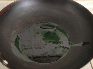 5、番茄炒蛋,锅内放油适量，不能太少