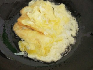 7、番茄炒蛋,翻面继续煎