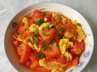 13、番茄炒蛋,洒香葱，真的很开胃，重点是汤汁，吃完番茄炒蛋，还会把汤汁喝得干干净净，感觉有舔盘的冲动，哈哈哈，谁吃谁知道。