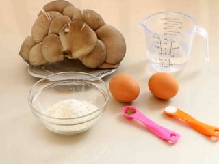 1、孜然蘑菇,准备好所需食材