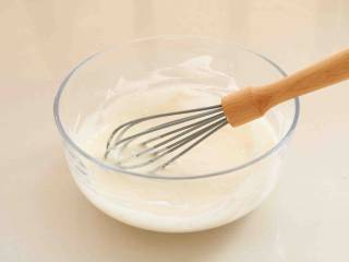 3、孜然蘑菇,面粉加入清水拌均匀