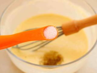 4、孜然蘑菇,加入盐