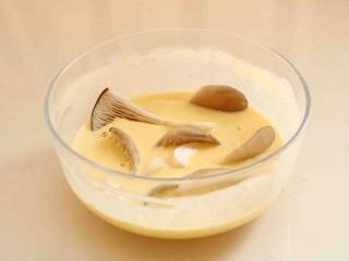 5、孜然蘑菇,放入洗好的蘑菇