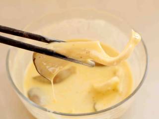 6、孜然蘑菇,让每个蘑菇都均匀沾上蛋糊
