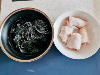 1、海带猪蹄汤,海带和猪蹄