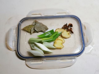 2、海带猪蹄汤,配料处理好。