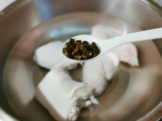 3、海带猪蹄汤,猪蹄放入开水中汆烫，水中放入花椒去腥增香