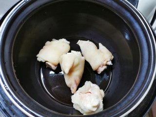 4、海带猪蹄汤,捞出放入压力锅内胆里。