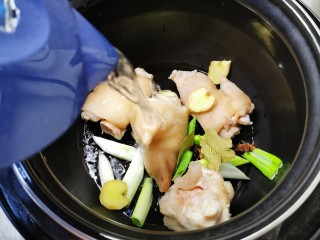 5、海带猪蹄汤,放入葱 姜 八角 香叶